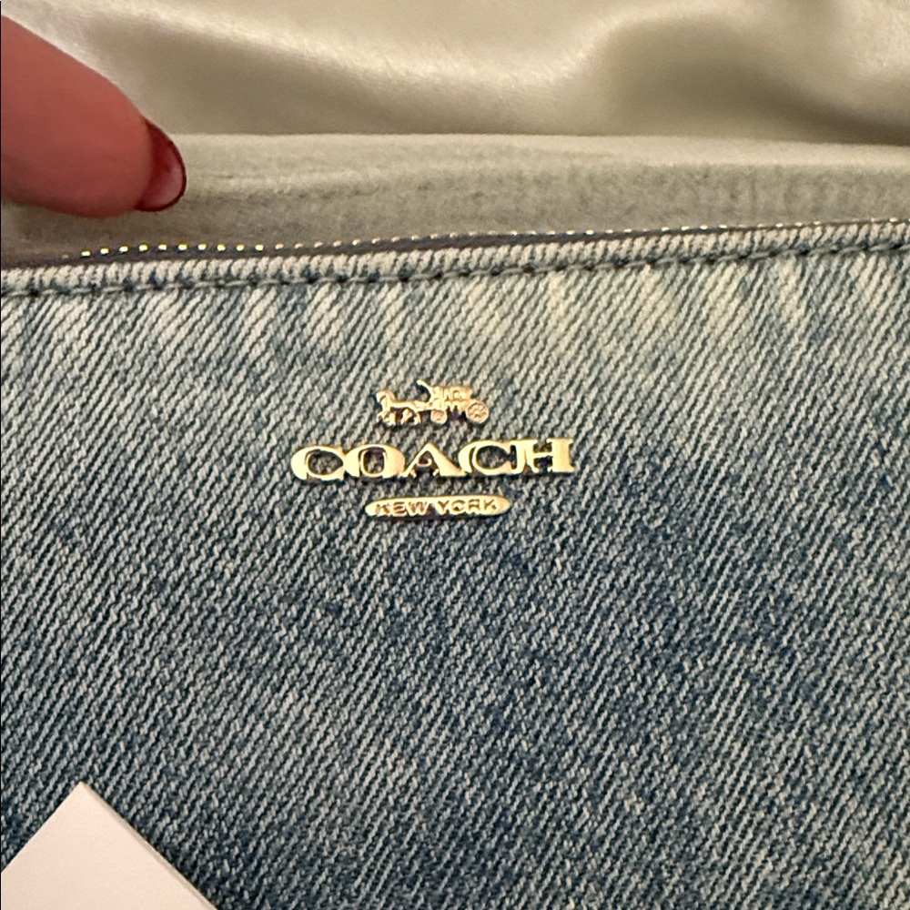 🩵🍒Coach NWT Corner Zip Wristlet In Loved Denim With Charms and Gold Hardware - Picture 5 of 7